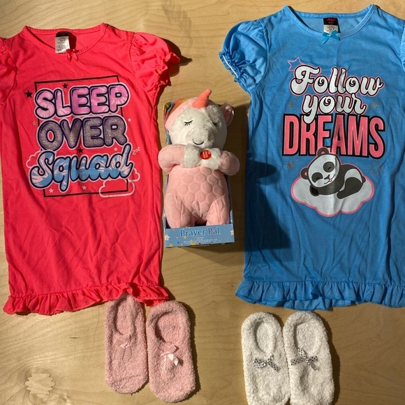 Girl’s Pajama Bundle with Plush size 8 (HU) - Picture 2 of 13